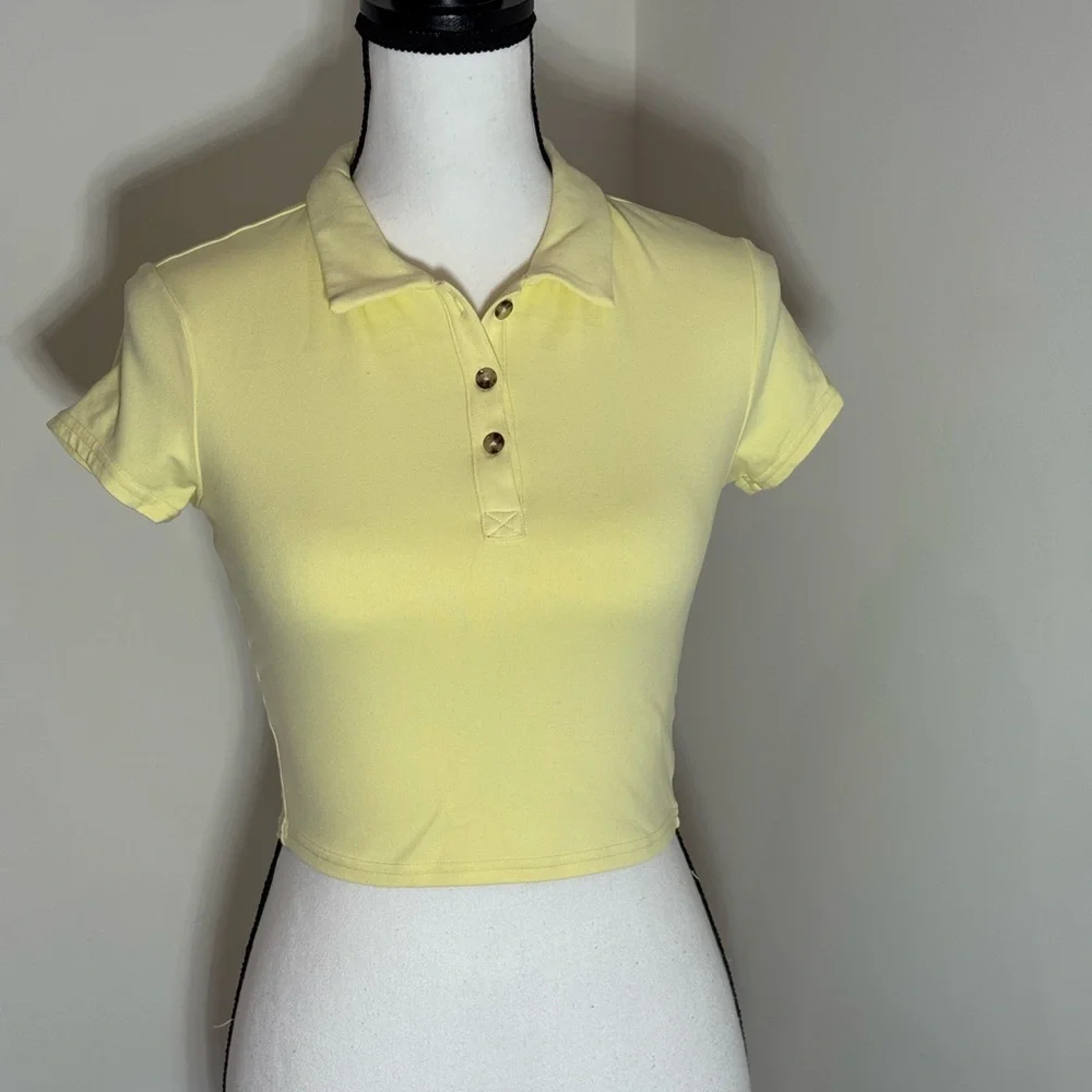 ALO Yoga Light Yellow Polo Crop Top - Picture 2 of 4